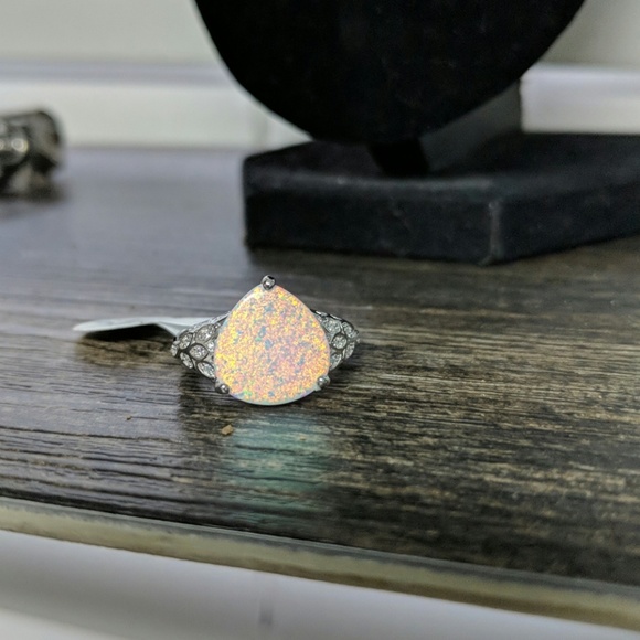 Stunning fire in cubic zirconia cocktail ring. - Picture 3 of 3